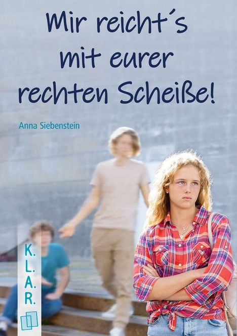 Text: "Mir reicht's mit eurer rechten Scheiße!" und "Anna Siebenstein". Ein Mädchen in kariertem Hemd steht nachdenklich. Logo „K.L.A.R.“ links.