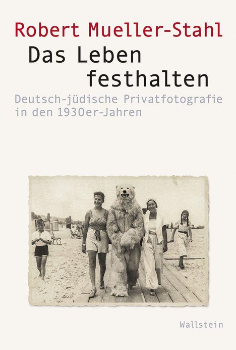 Text: Robert Mueller-Stahl, Das Leben festhalten, Deutsch-jüdische Privatfotografie in den 1930er-Jahren. Unten ein altes Strandfoto.