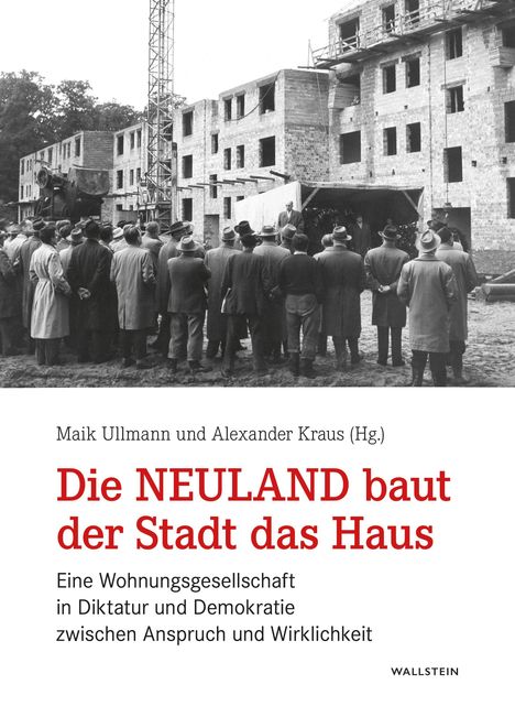 Maik Ullmann und Alexander Kraus (Hg.). Die NEULAND baut der Stadt das Haus. Foto einer Gruppe Menschen vor halbfertigem Gebäude.