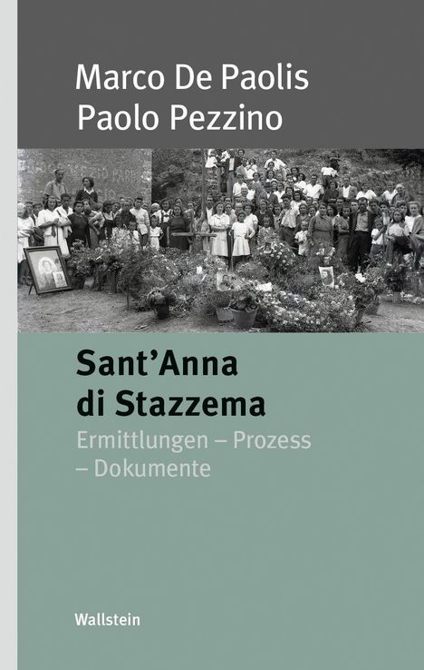 Titel: "Sant’Anna di Stazzema: Ermittlungen – Prozess – Dokumente". Foto: Große Gruppe Menschen vor Pflanzenarrangement.
