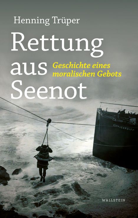 „Rettung aus Seenot“, „Geschichte eines moralischen Gebots“. Bild: Mensch schwebt am Seil über Meer, Schiff im Hintergrund.