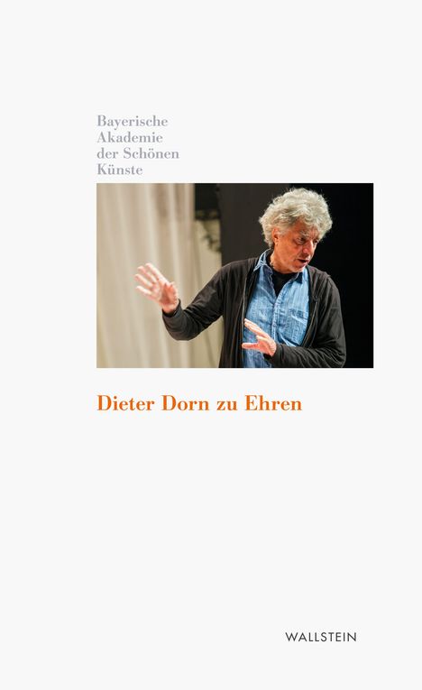 "Bayerische Akademie der Schönen Künste", "Dieter Dorn zu Ehren". Ein Mann im Hemd gestikuliert auf einer Bühne.