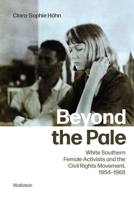 Texte: Clara-Sophie Höhn, Beyond the Pale, White Southern Female Activists and the Civil Rights Movement, 1954-1968.   
Schwarz-weiß-Foto von zwei Personen.