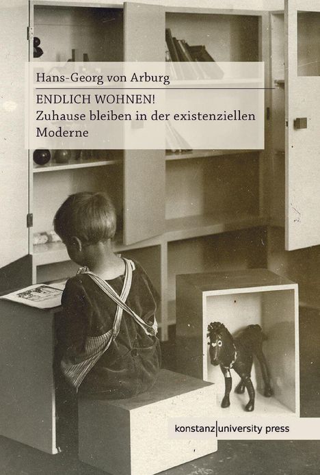 "Hans-Georg von Arburg: ENDLICH WOHNEN! Zuhause bleiben in der existenziellen Moderne. Ein Kind sitzt vor Regalen."