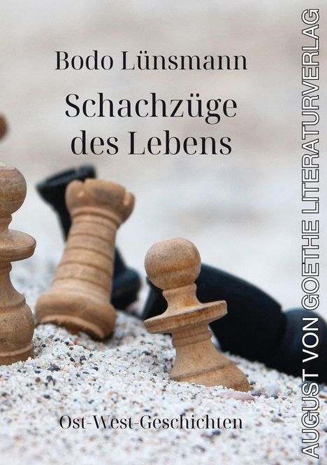 „Bodo Lünsmann, Schachzüge des Lebens. Ost-West Geschichten. AUGUST VON GOETHE LITERATURVERLAG“ auf einem Sandhintergrund mit Schachfiguren.