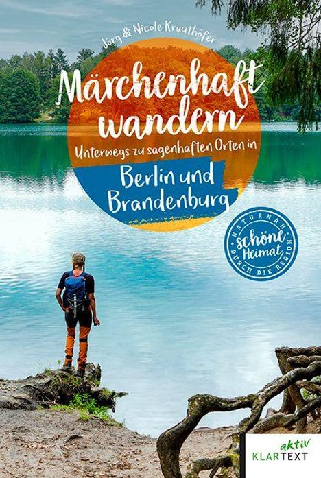 "Märchenhaft wandern: Unterwegs zu sagenhaften Orten in Berlin und Brandenburg." Eine Person am See, umgeben von Wald.