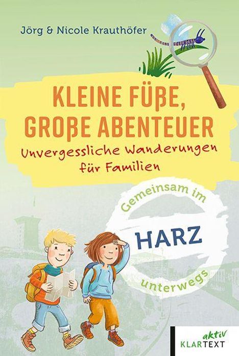 KLEINE FÜßE, GROßE ABENTEUER, Unvergessliche Wanderungen für Familien. Illustration zweier Kinder mit Rucksack.