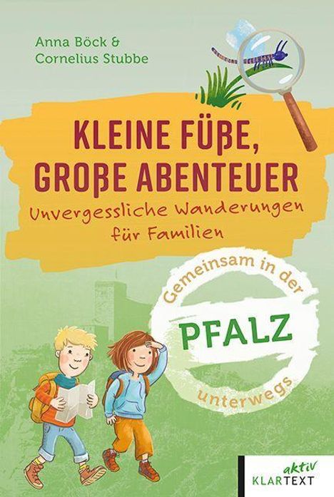 "Kleine Füße, große Abenteuer. Unvergessliche Wanderungen für Familien. Gemeinsam in der Pfalz unterwegs."  
Illustration von zwei wandernden Kindern.