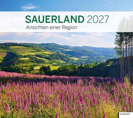 Sauerland 2027: Ansichten einer Region. Im Vordergrund blühende violette Blumen, dahinter grüne Hügel und Wälder.