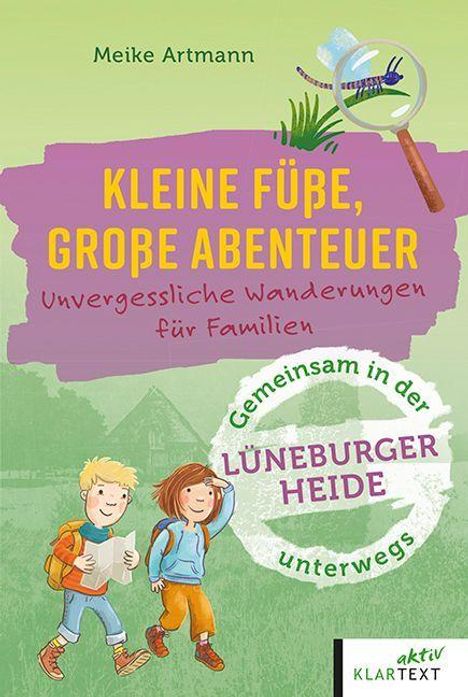 "KLEINE FÜßE, GROßE ABENTEUER. Unvergessliche Wanderungen für Familien. Gemeinsam in der Lüneburger Heide unterwegs." Zwei Kinder wandern.