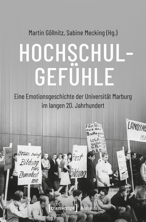 „Hochschulgefühle“ von Martin Göllnitz und Sabine Mecking. Historisches Schwarz-Weiß-Foto mit Protestierenden und Schildern.