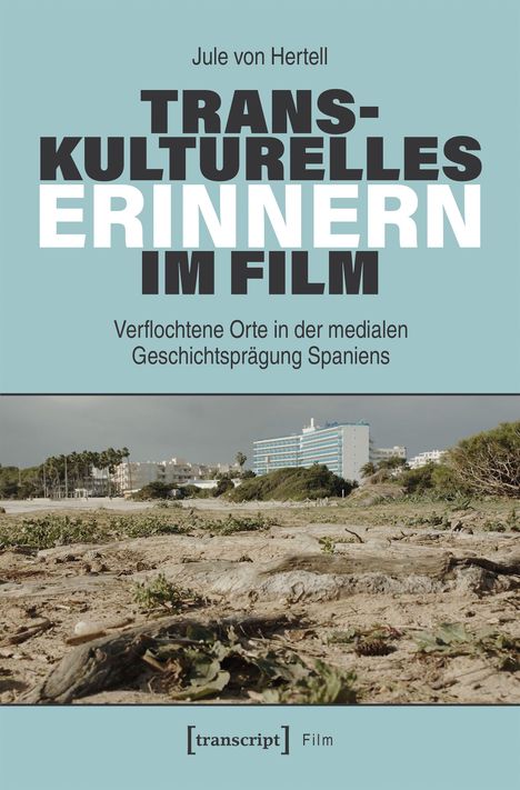 Text: „Jule von Hertell. Transkulturelles Erinnern im Film. Verflochtene Orte in der medialen Geschichtsprägung Spaniens.“<br>Foto: Küstenlandschaft mit Gebäuden im Hintergrund.