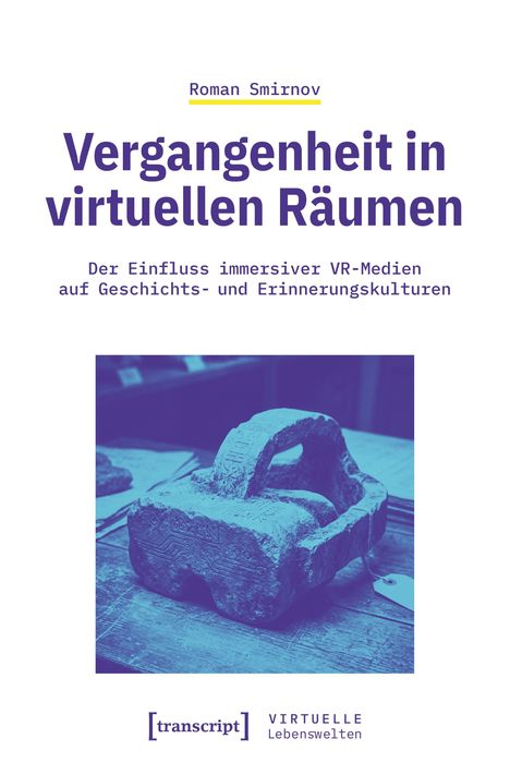 Text: "Vergangenheit in virtuellen Räumen: Der Einfluss immersiver VR-Medien auf Geschichts- und Erinnerungskulturen." 

Unter dem Text: Antiquitätsobjekt auf einem Tisch, blau gefärbt. Logos unten.
