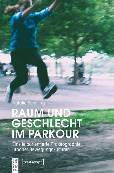 "Natalie Schilling, RAUM UND GESCHLECHT IM PARKOUR, Eine leiborientierte Praxeographie urbaner Bewegungskulturen." 
Dynamic, unscharfe Aufnahme einer Person beim Sprung in einem Park.