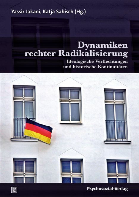 „Dynamiken rechter Radikalisierung. Ideologische Verflechtungen und historische Kontinuitäten.“ Gebäude mit Flagge.