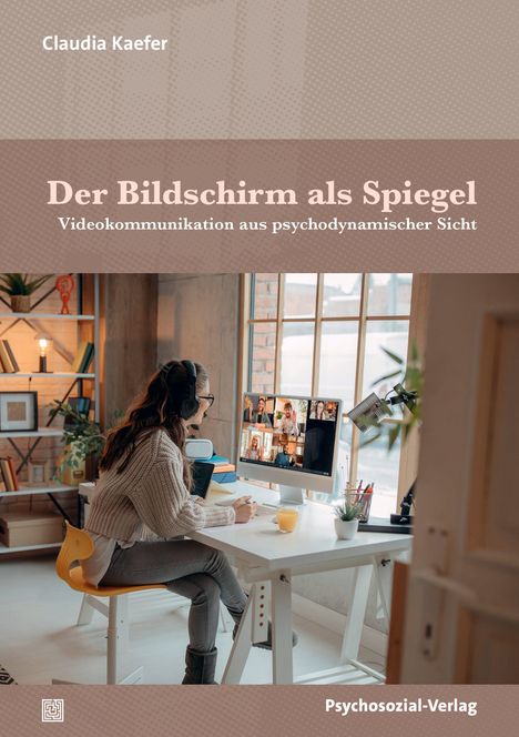 „Der Bildschirm als Spiegel. Videokommunikation aus psychodynamischer Sicht“ zeigt eine Frau im Homeoffice mit Videoanruf.