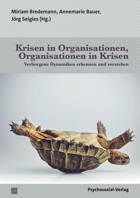 Titel: „Krisen in Organisationen, Organisationen in Krisen“. Eine Schildkröte liegt auf dem Rücken.