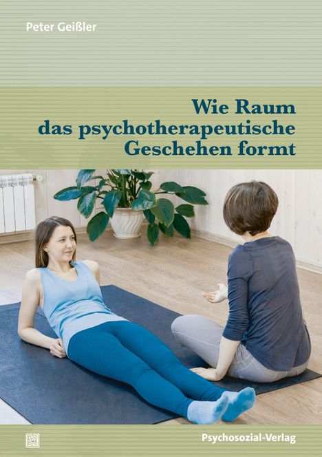 Titel: "Wie Raum das psychotherapeutische Geschehen formt". Zwei Personen in einem Raum mit Pflanzen.