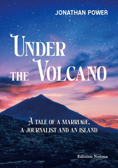 Text oben: "JONATHAN POWER". 
Großer Schriftzug: "UNDER THE VOLCANO". 
Untertitel: "A TALE OF A MARRIAGE, A JOURNALIST AND AN ISLAND". 
Verlag: "Edition Noéma". 
Hintergrund: Vulkanlandschaft bei Sonnenuntergang.