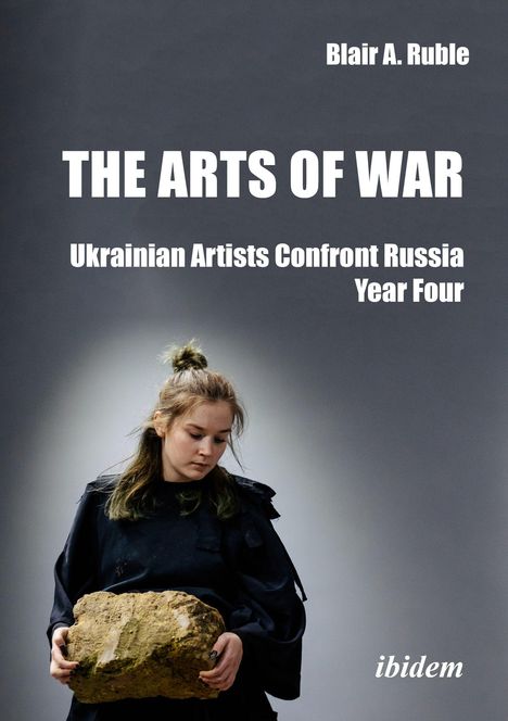 "THE ARTS OF WAR" oben, "Ukrainian Artists Confront Russia Year Four". Eine Frau in Schwarz hält einen großen Stein.