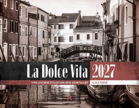 La Dolce Vita 2027. Vom Zauber italienischer Lebensart. Ein Kanal mit Booten, umgeben von alten Gebäuden und einer Brücke.
