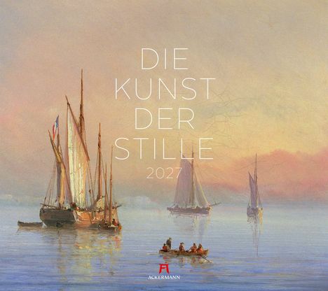 Text: "DIE KUNST DER STILLE 2027". Segelboote auf ruhigem Wasser bei Sonnenuntergang. Unten mittig ein kleines Logo.