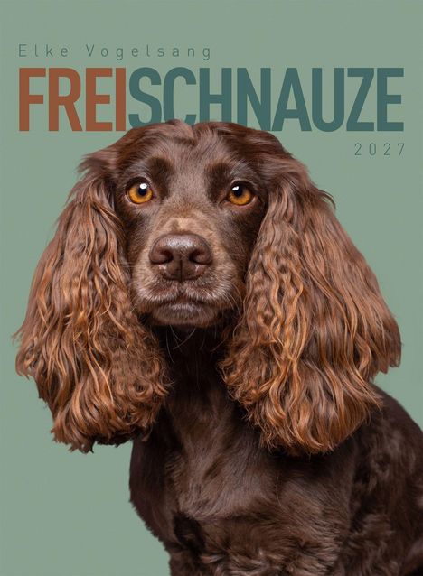 Elke Vogelsang, FREISCHNAUZE 2027. Ein brauner Hund mit langen, lockigen Ohren vor einem grünen Hintergrund.