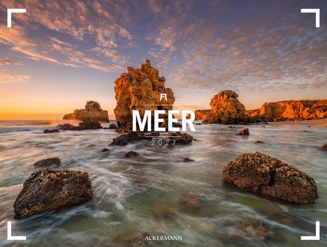 "MEER 2027" über einer Küstenlandschaft mit Felsen im Wasser bei Sonnenuntergang, orange-blaue Wolken am Himmel.