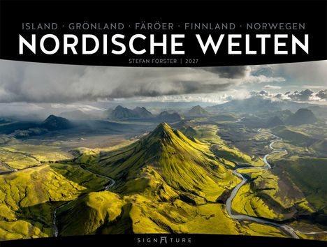 "NORDISCHE WELTEN" ist der Titel, darunter eine grüne, bergige Landschaft mit Flüssen unter dramatischem Himmel.