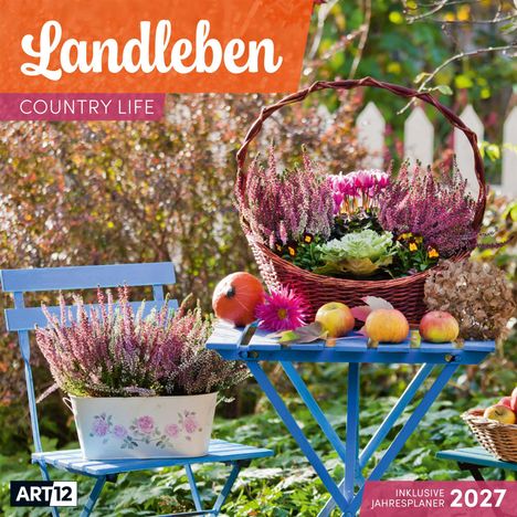 Text: Landleben, Country Life, inklusive Jahresplaner 2027. Ein blauer Tisch mit Blumen, Kürbissen und Äpfeln im Garten.