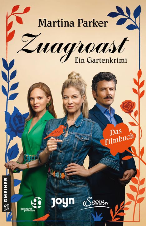 "Martina Parker. Zuagroast. Ein Gartenkrimi. Das Filmbuch." Drei Personen posieren mit farbigen Blumenmustern.