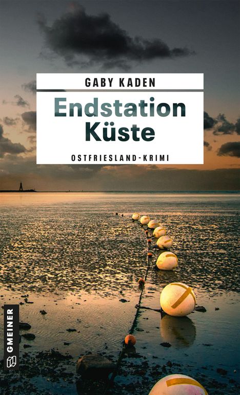 Oben steht "GABY KADEN Endstation Küste OSTFRIESLAND-KRIMI". In der Ferne Küstenlandschaft bei Sonnenuntergang.