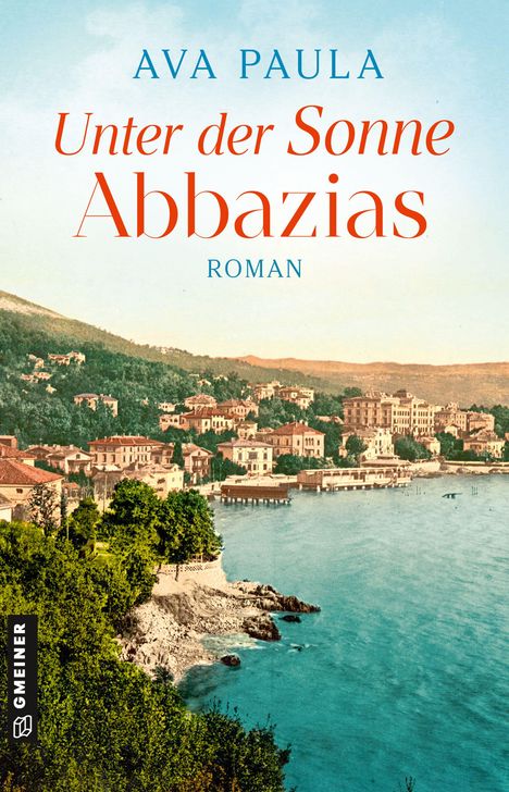"Ava Paula: Unter der Sonne Abbazias. Roman." Eine malerische Küstenstadt mit Hügeln im Hintergrund.