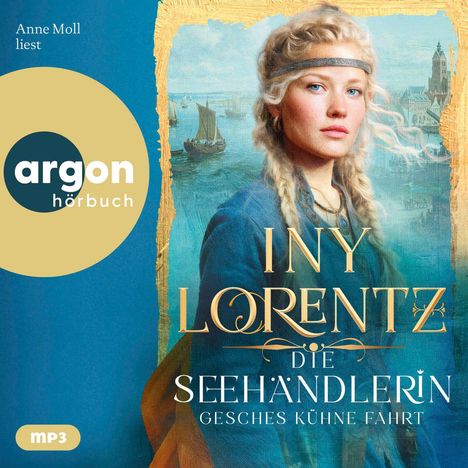 Anne Moll liest "Die Seefahrerin" von Iny Lorentz. Eine Frau mit blonden Zöpfen vor einem maritimen Hintergrund.