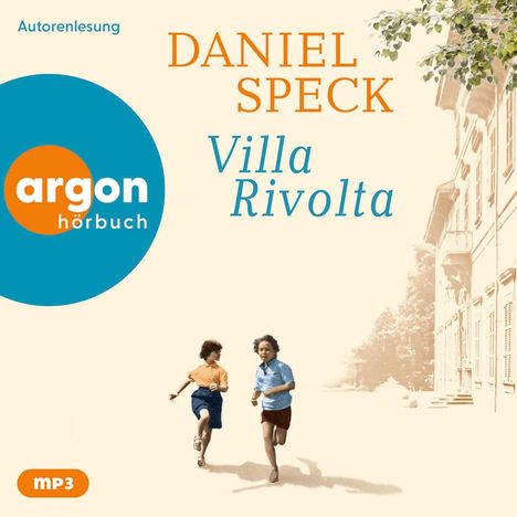 "Autorenlesung, Daniel Speck, Villa Rivolta, argon hörbuch. Zwei Kinder rennen fröhlich neben einem Gebäude."