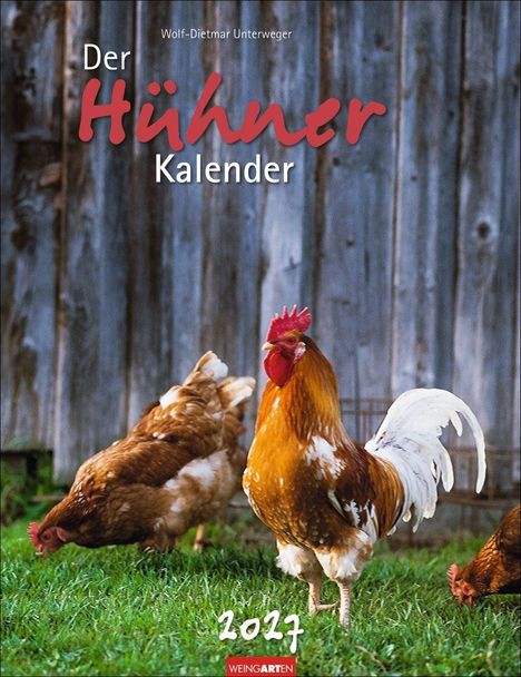 „Der Hühner Kalender 2017“. Ein Hahn und zwei braune Hühner stehen auf grünem Gras vor Holzwänden.
