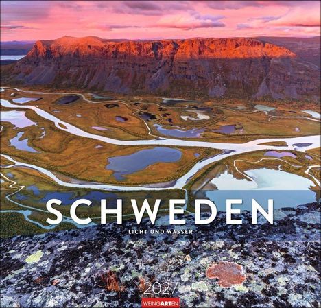 „SCHWEDEN“, „LICHT UND WASSER“, „2024“, „WEINGARTEN“. Weite Landschaft mit Seen, Flüssen und einem roten Gebirge bei Sonnenuntergang.