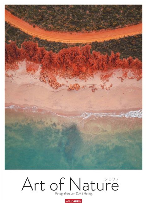 "Art of Nature 2027. Fotografiert von David Herzig." Luftaufnahme eines Strandes mit roter Erde, grünem Wasser, Bäumen.