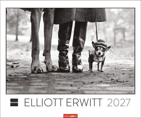 Text: "ELLIOTT ERWITT 2027". Ein Hund mit Hut und Pullover neben großen Stiefeln und einem großen Hund auf einem Weg.