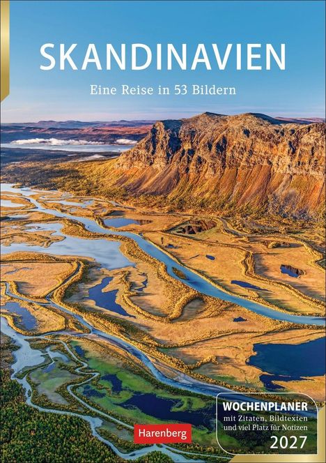 „SKANDINAVIEN“ und „Eine Reise in 53 Bildern“ in Weiß. Landschaft mit Fluss und Bergen, gelbes Laub.