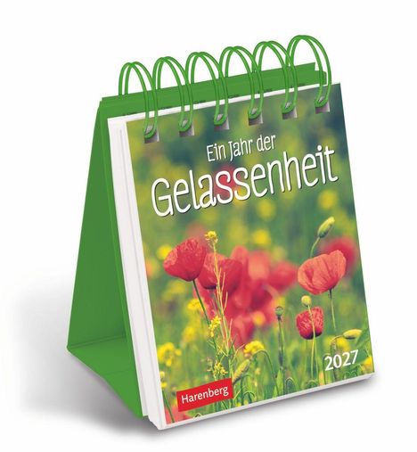 „Ein Jahr der Gelassenheit 2027“. Ein aufgestellter Kalender mit grüner Spiralbindung und Mohnblumenfeld.