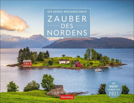 Titel: "Zauber des Nordens". Kleine Insel mit roten Häusern, ruhiges Wasser, bewaldete Berge im Hintergrund.