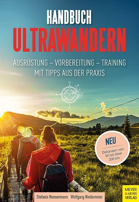 "Handbuch Ultrawandern. Ausrüstung – Vorbereitung – Training. Neu: Distanzen von 50 bis über 200 km. Zwei Wandernde im Sonnenuntergang."