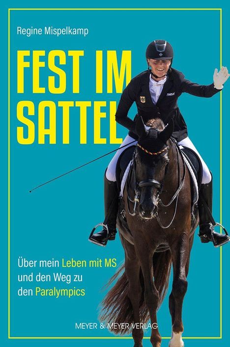 Der Titel lautet "FEST IM SATTEL". Eine Reiterin winkt auf einem dunkelbraunen Pferd.
