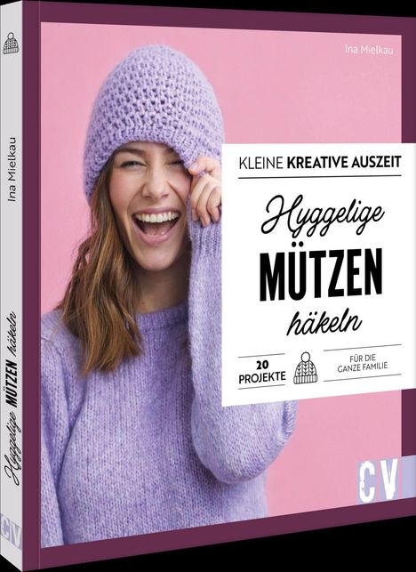 „Kleine kreative Auszeit: Hyggelige Mützen häkeln. 20 Projekte für die ganze Familie.“ Eine Frau in lila Kleidung lächelt.