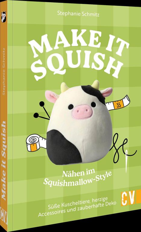"MAKE IT SQUISH" von Stephanie Schmitz, nähen im Squishmallow-Style. Bild einer plüschigen Kuh auf grün kariertem Hintergrund.