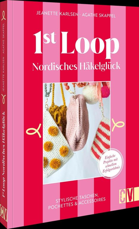 „1st Loop: Nordisches Häkelglück“ in großen Buchstaben. Verschiedene gehäkelte Taschen in Pastelltönen.