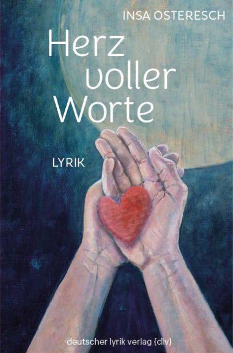 Der Text: "Herz voller Worte" von Insa Osteresch. Illustration: Zwei Hände halten ein rotes Herz vor blauem Hintergrund.