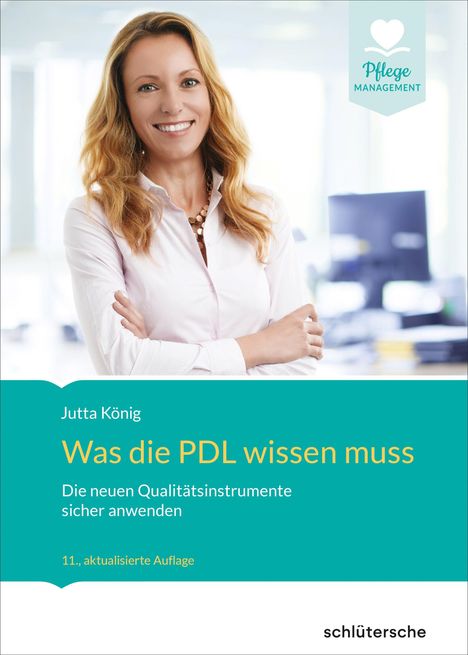 "Was die PDL wissen muss", hellblaues Logo mit Herz, lächelnde Frau in weißer Bluse, modernes Büro im Hintergrund.