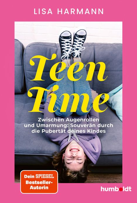 Text: "Teen Time. Zwischen Augenrollen und Umarmung: Souverän durch die Pubertät deines Kindes." Person auf Sofa, lacht.